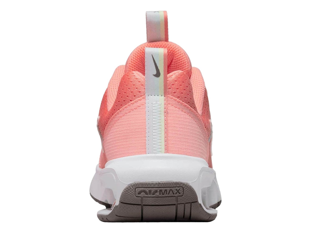 Tenis Nike Air Max en color rosa coral con suela blanca y logotipo blanco lateral.