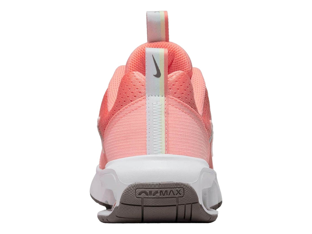 Tenis Nike Air Max en color rosa coral con suela blanca y logotipo blanco lateral.