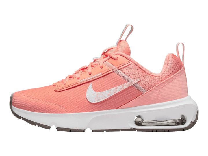 Tenis Nike Air Max en color rosa coral con suela blanca y logotipo blanco lateral.