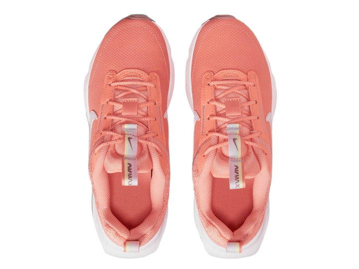 Tenis Nike Air Max en color rosa coral con suela blanca y logotipo blanco lateral.