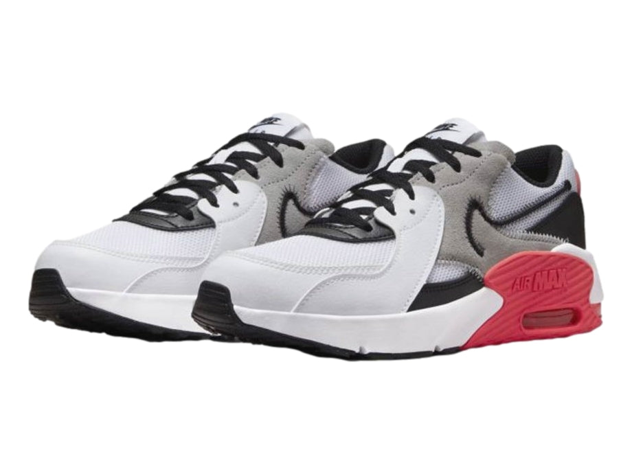 Tenis Nike Air Max Excee en colores blanco, negro y gris con detalles en rojo brillante en la suela.