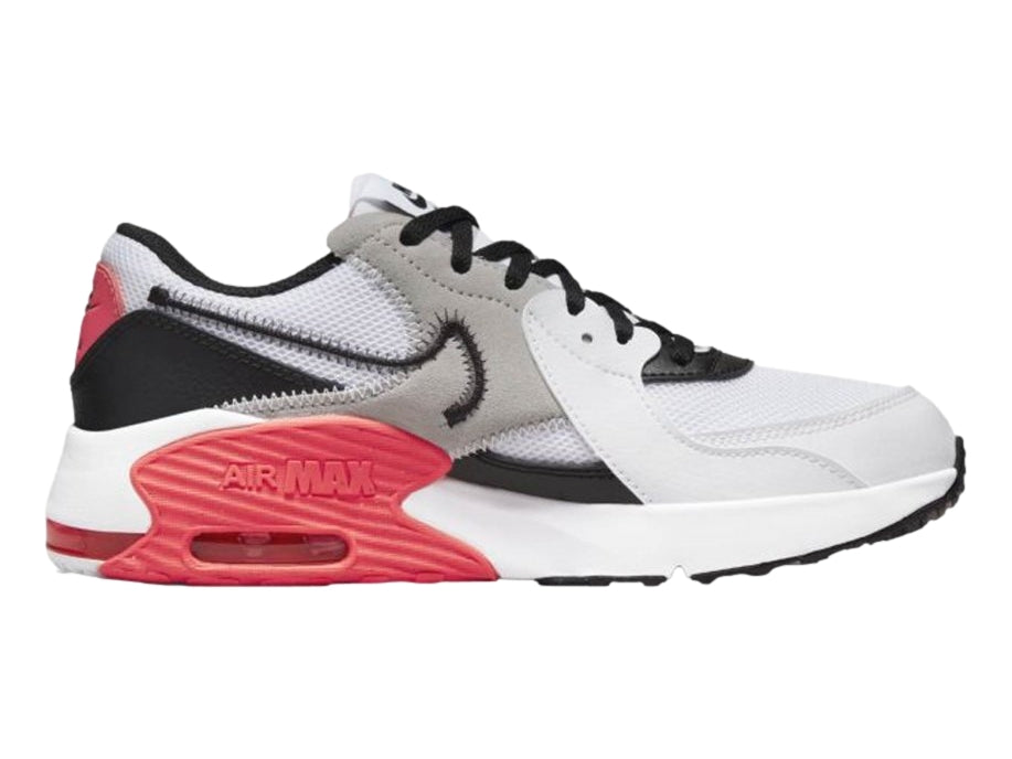 Tenis Nike Air Max Excee en colores blanco, negro y gris con detalles en rojo brillante en la suela.