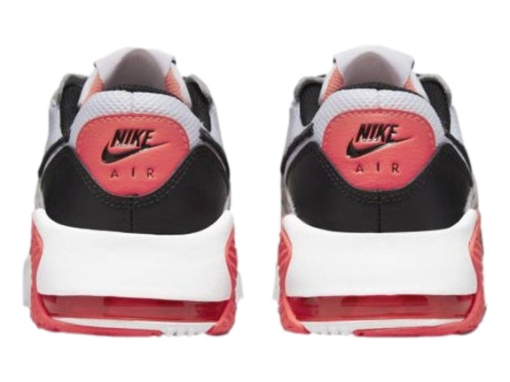 Tenis Nike Air Max Excee en colores blanco, negro y gris con detalles en rojo brillante en la suela.