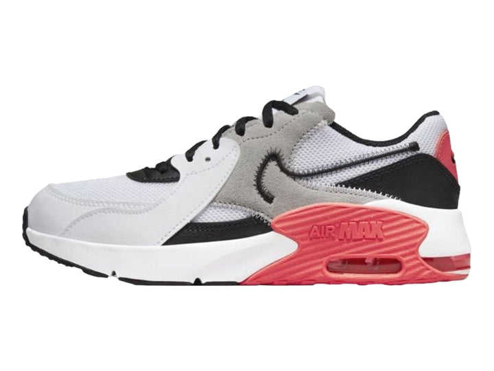 Tenis Nike Air Max Excee en colores blanco, negro y gris con detalles en rojo brillante en la suela.
