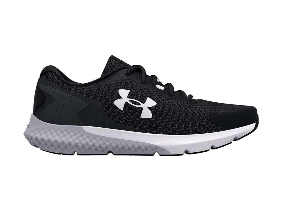 Tenis deportivos Under Armour Charged Rogue 3 en color negro con suela blanca y logo blanco lateral.