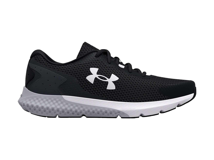 Tenis deportivos Under Armour Charged Rogue 3 en color negro con suela blanca y logo blanco lateral.
