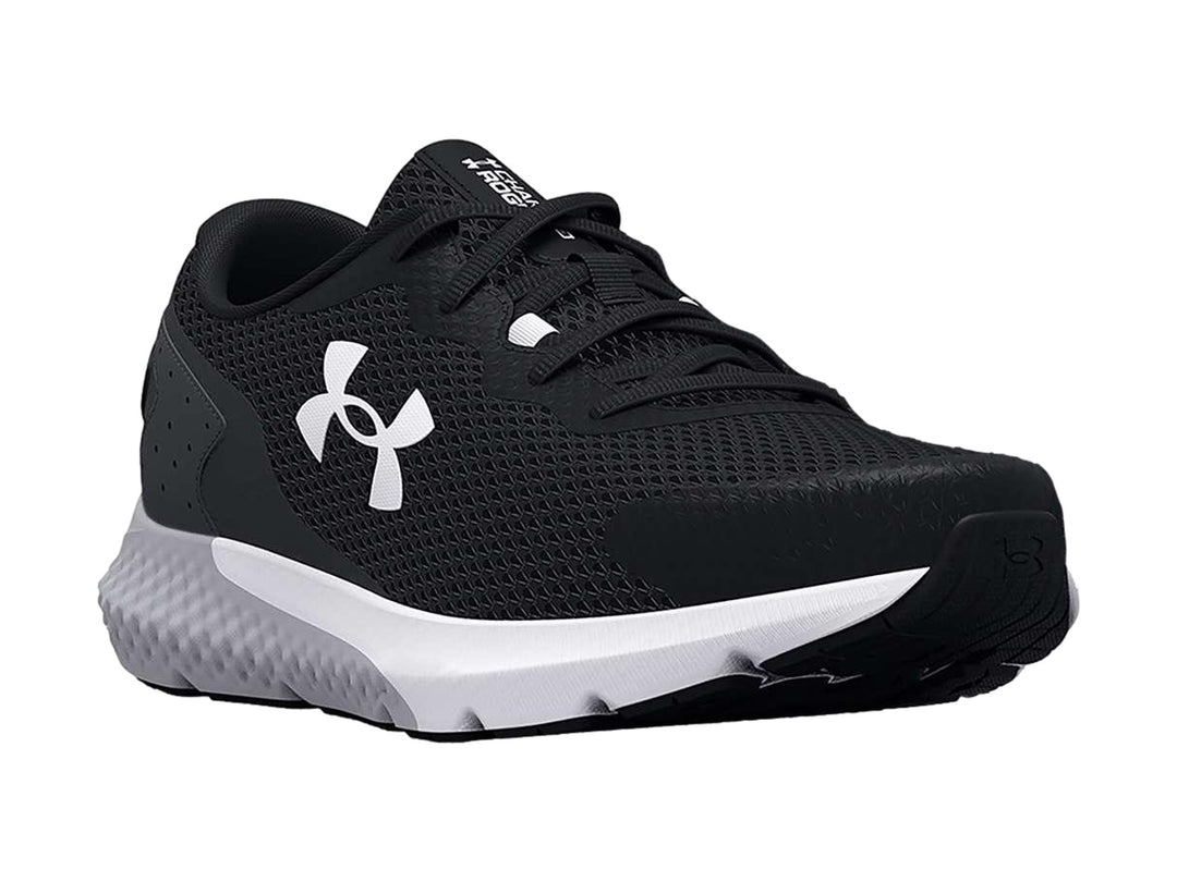 Tenis deportivos Under Armour Charged Rogue 3 en color negro con suela blanca y logo blanco lateral.