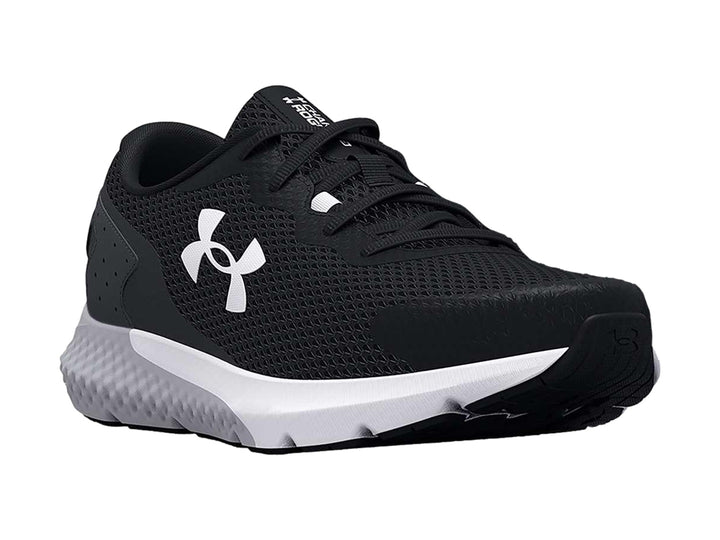 Tenis deportivos Under Armour Charged Rogue 3 en color negro con suela blanca y logo blanco lateral.