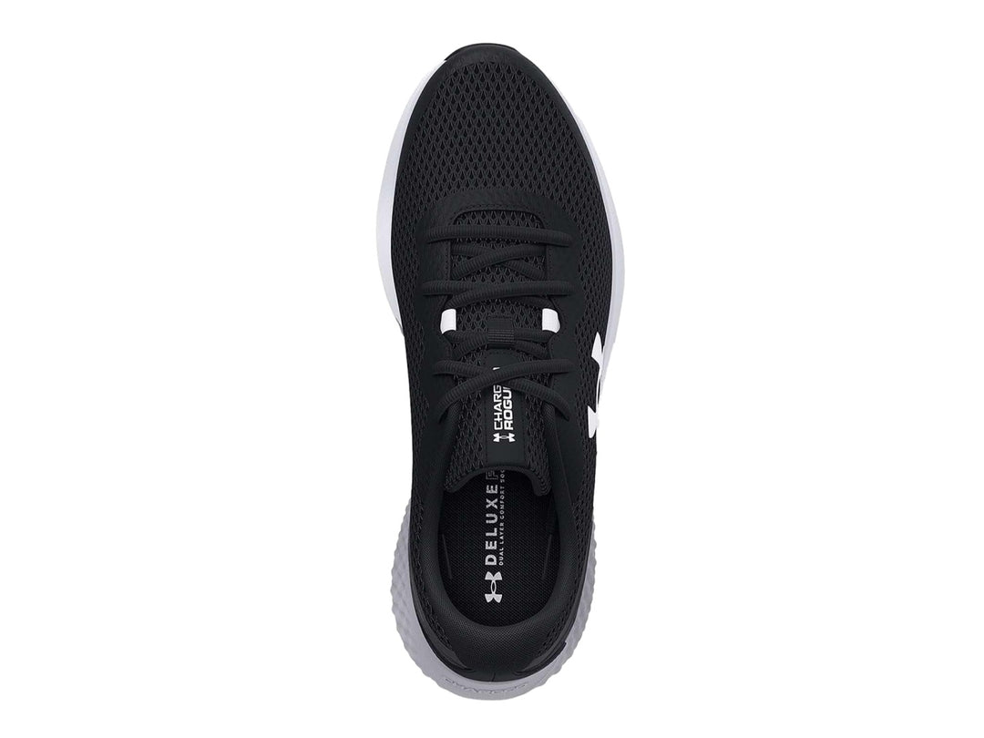 Tenis deportivos Under Armour Charged Rogue 3 en color negro con suela blanca y logo blanco lateral.
