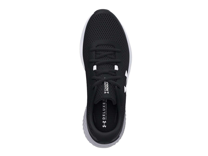 Tenis deportivos Under Armour Charged Rogue 3 en color negro con suela blanca y logo blanco lateral.