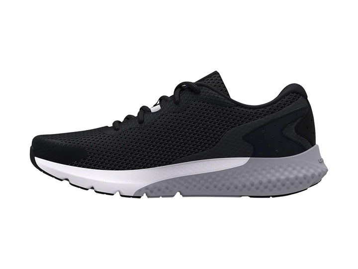 Tenis deportivos Under Armour Charged Rogue 3 en color negro con suela blanca y logo blanco lateral.