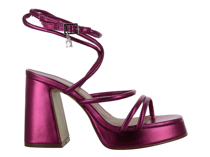 Sandalia de tacón cuadrado y plataforma en color magenta metálico con tiras cruzadas y hebilla.
