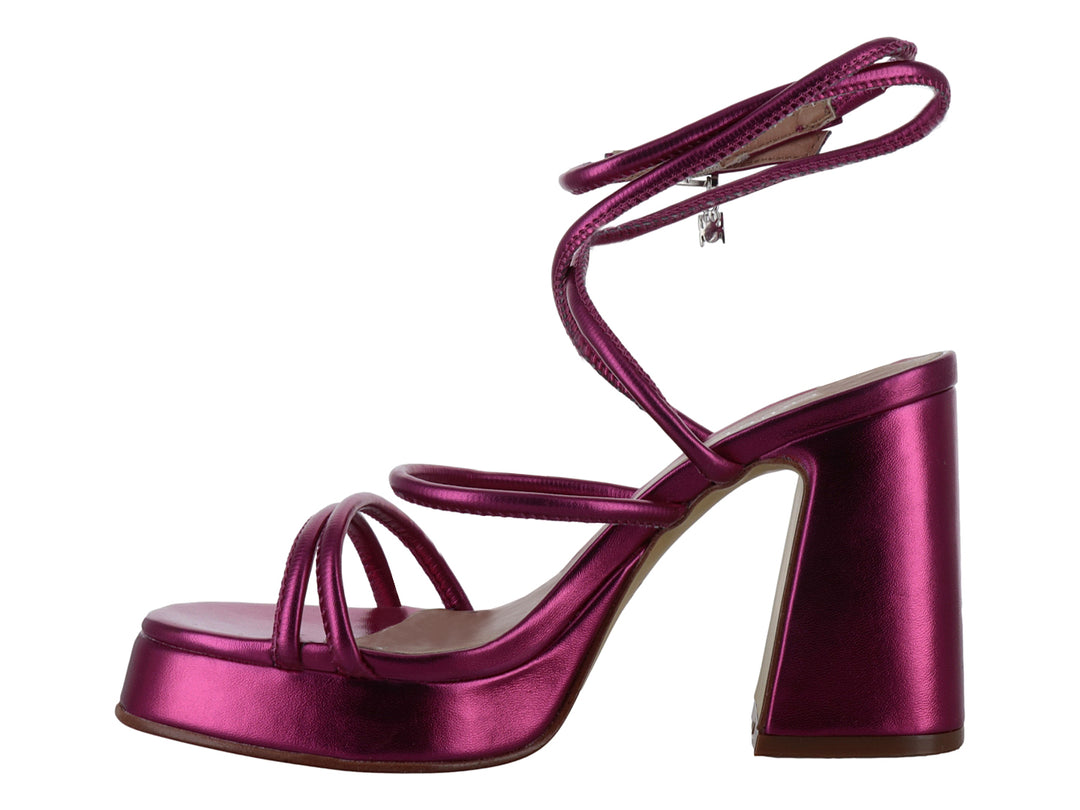 Sandalia de tacón cuadrado y plataforma en color magenta metálico con tiras cruzadas y hebilla.
