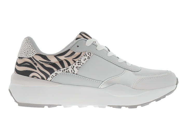 Tenis deportivos color gris con detalles de animal print en el talón y suela blanca.