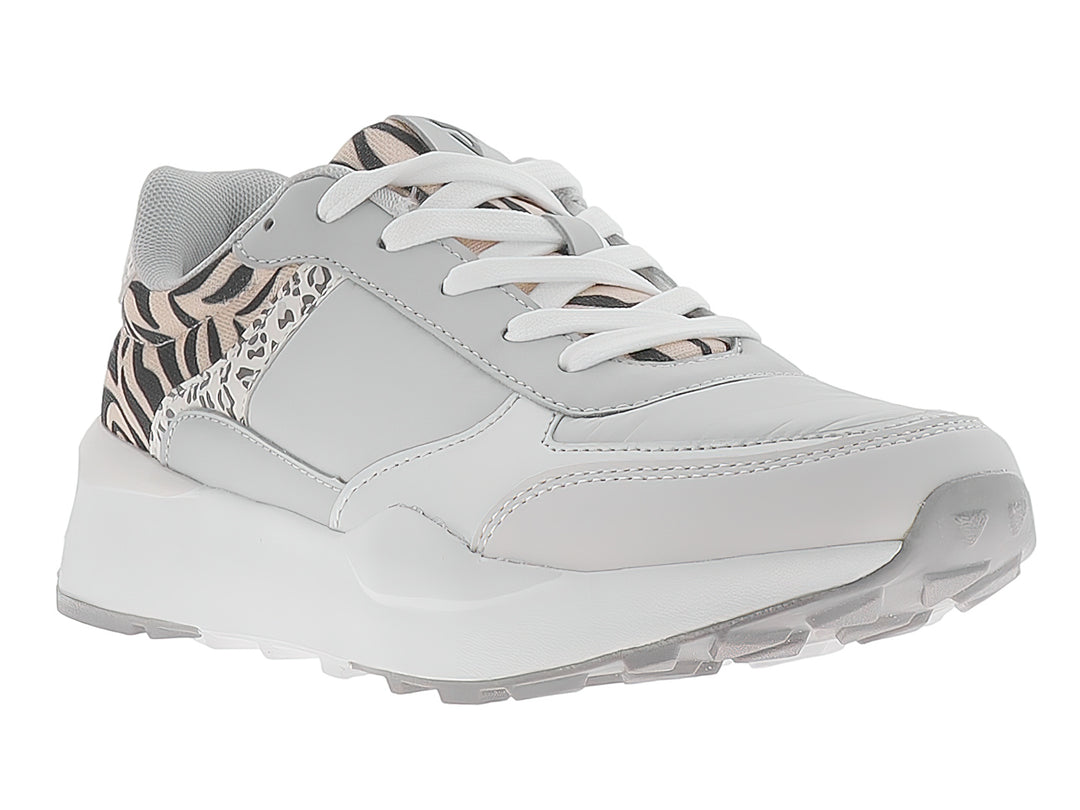 Tenis deportivos color gris con detalles de animal print en el talón y suela blanca.