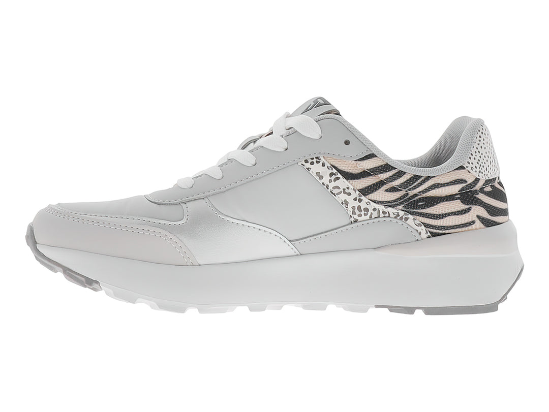 Tenis deportivos color gris con detalles de animal print en el talón y suela blanca.