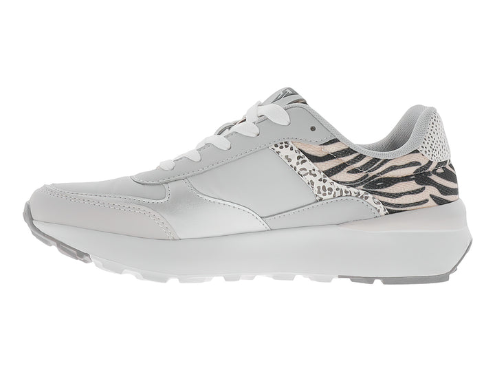 Tenis deportivos color gris con detalles de animal print en el talón y suela blanca.