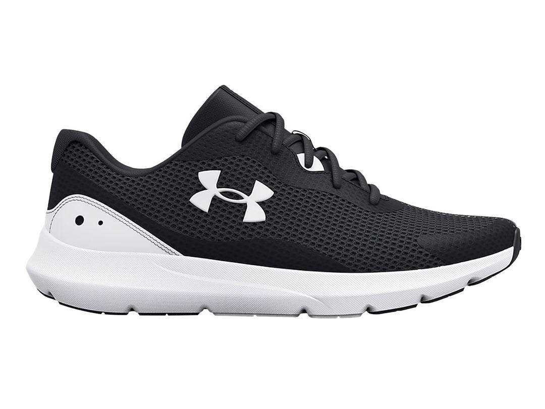 Tenis deportivos Under Armour Surge 3 en color negro con suela blanca y logotipo blanco lateral.