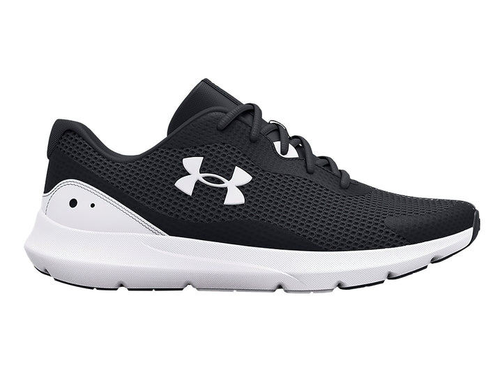 Tenis deportivos Under Armour Surge 3 en color negro con suela blanca y logotipo blanco lateral.