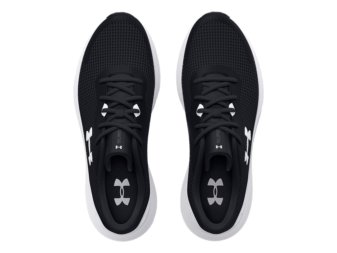 Tenis deportivos Under Armour Surge 3 en color negro con suela blanca y logotipo blanco lateral.