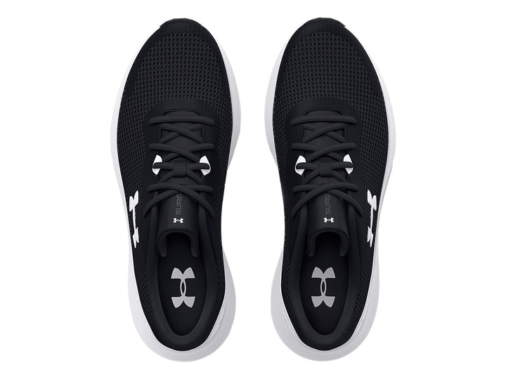 Tenis deportivos Under Armour Surge 3 en color negro con suela blanca y logotipo blanco lateral.