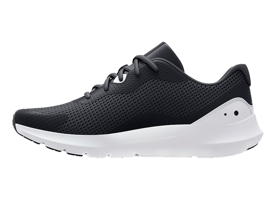 Tenis deportivos Under Armour Surge 3 en color negro con suela blanca y logotipo blanco lateral.