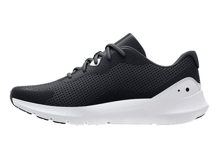 Tenis deportivos Under Armour Surge 3 en color negro con suela blanca y logotipo blanco lateral.