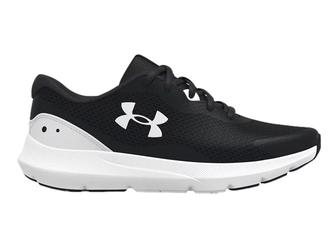 Tenis deportivos Under Armour para niño en color negro con suela blanca y logotipo blanco lateral.