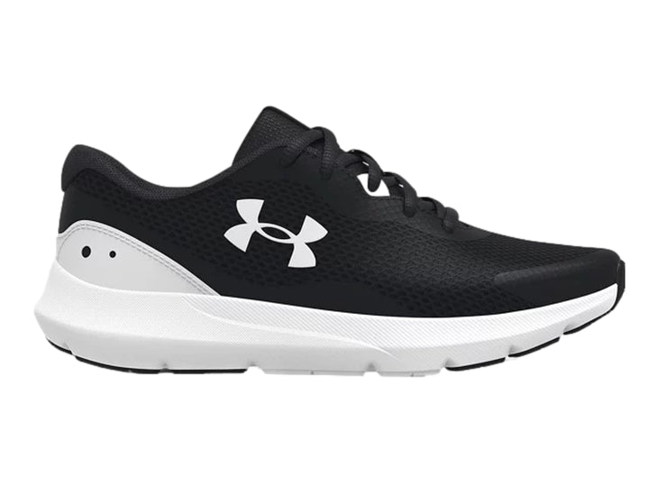 Tenis deportivos Under Armour para niño en color negro con suela blanca y logotipo blanco lateral.