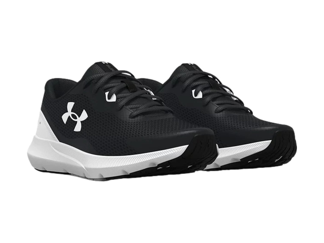 Tenis deportivos Under Armour para niño en color negro con suela blanca y logotipo blanco lateral.