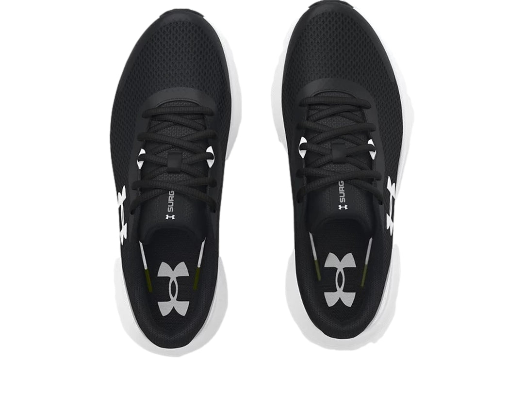 Tenis deportivos Under Armour para niño en color negro con suela blanca y logotipo blanco lateral.