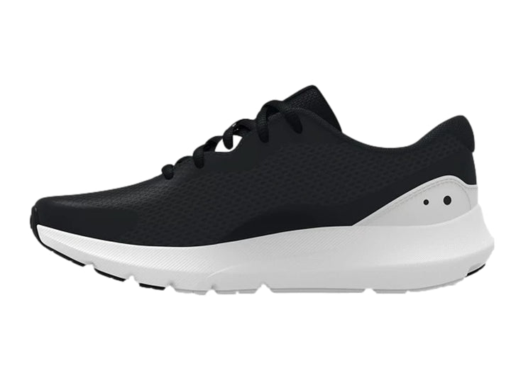 Tenis deportivos Under Armour para niño en color negro con suela blanca y logotipo blanco lateral.