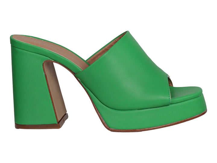Sandalia de plataforma color verde con tacón grueso y diseño minimalista sobre fondo blanco.