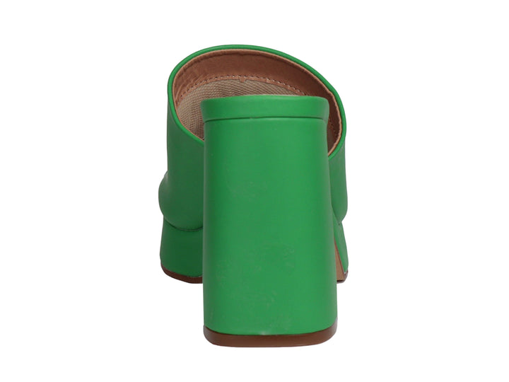Sandalia de plataforma color verde con tacón grueso y diseño minimalista sobre fondo blanco.