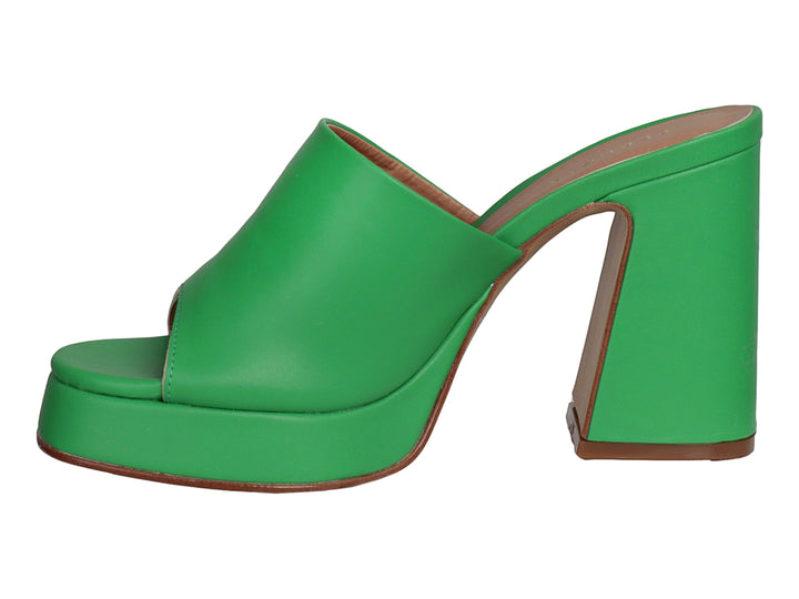 Sandalia de plataforma color verde con tacón grueso y diseño minimalista sobre fondo blanco.