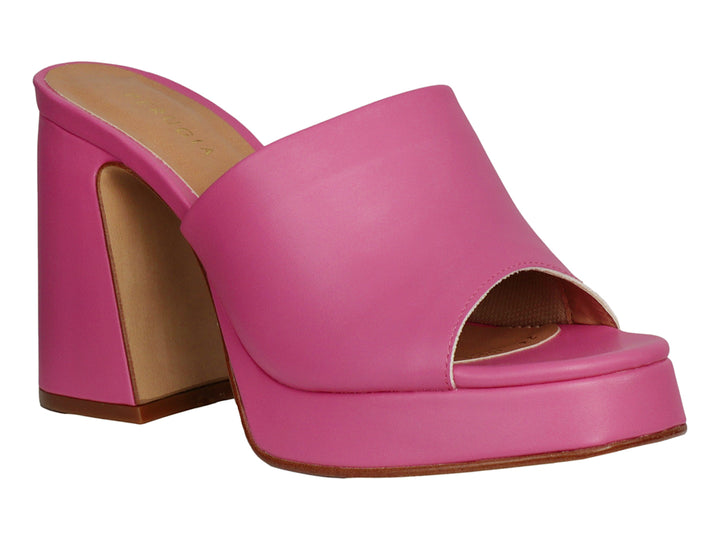 Sandalia de plataforma color rosa con tacón grueso y punta abierta.