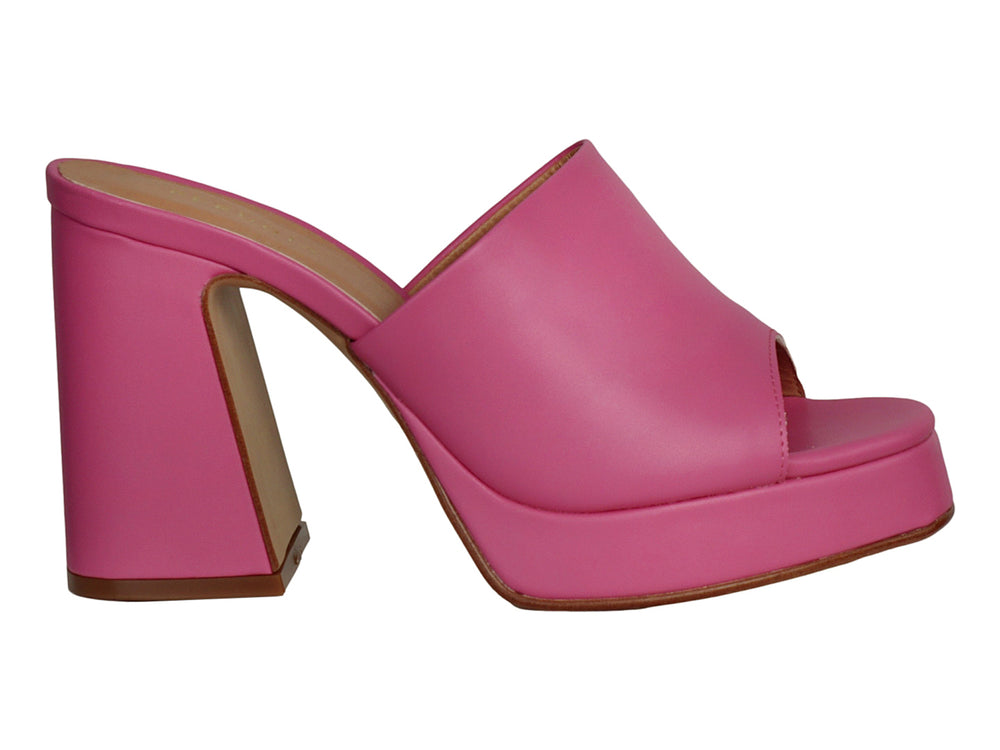 Sandalia de plataforma color rosa con tacón grueso y punta abierta.