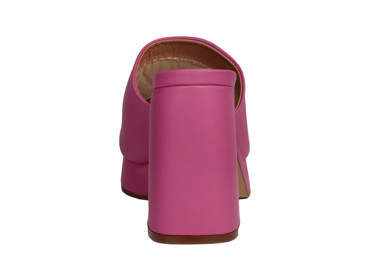 Sandalia de plataforma color rosa con tacón grueso y punta abierta.