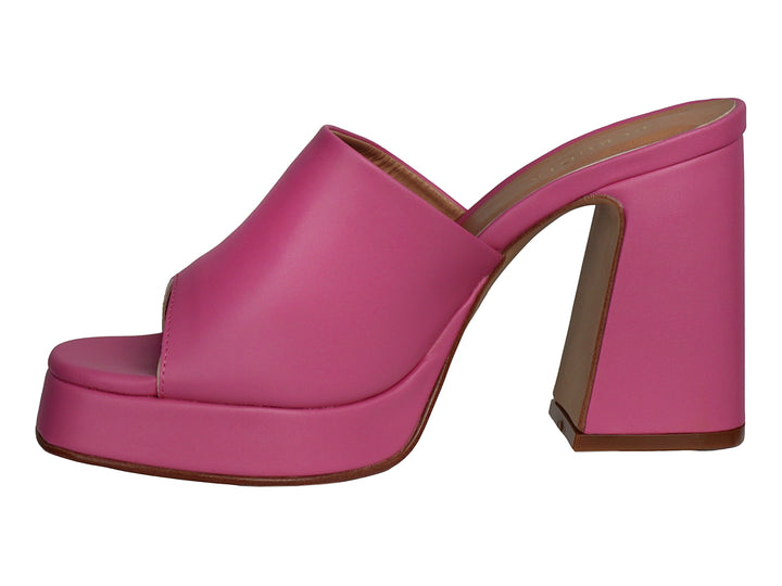 Sandalia de plataforma color rosa con tacón grueso y punta abierta.