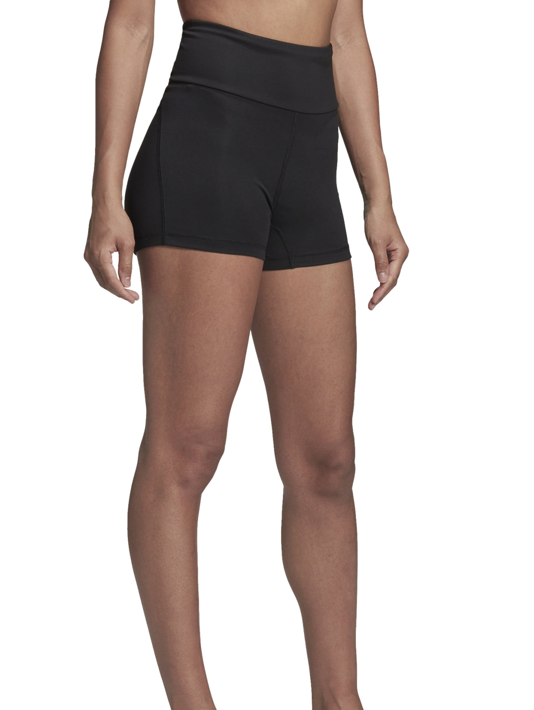 Mujer vistiendo shorts deportivos ajustados de color negro.
