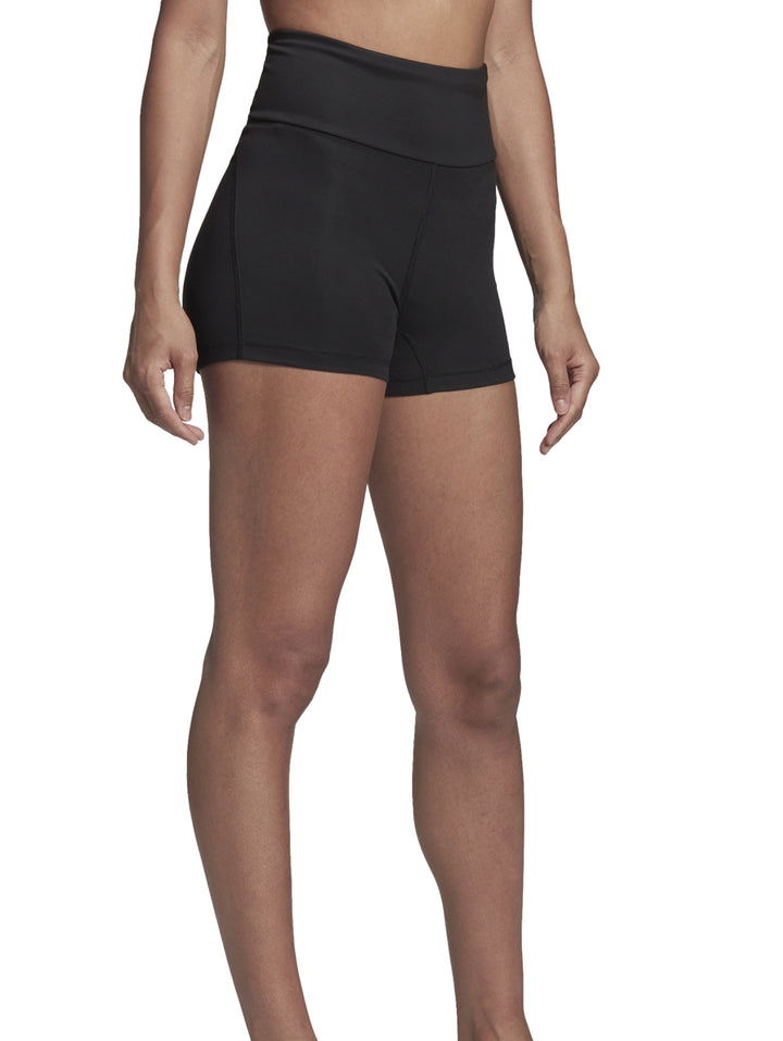 Mujer vistiendo shorts deportivos ajustados de color negro.