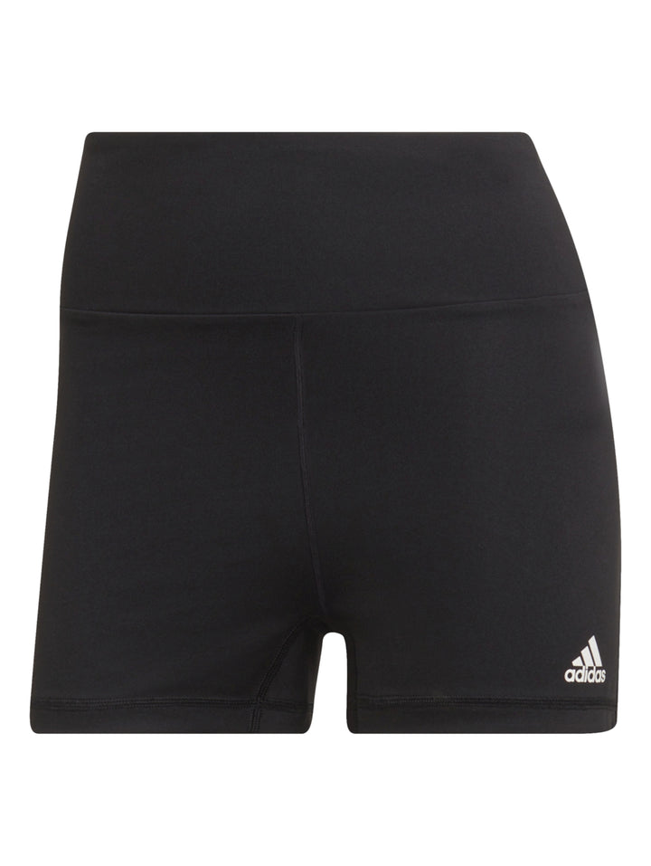Mujer vistiendo shorts deportivos ajustados de color negro.