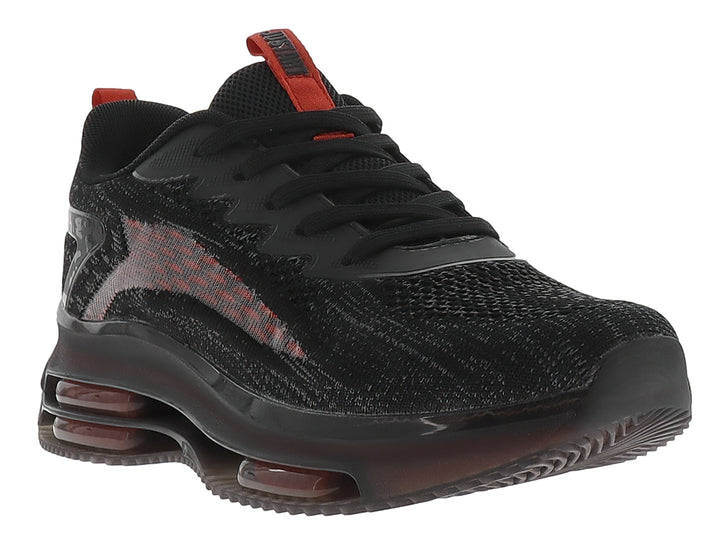 Tenis de baloncesto Justart en color negro con detalles rojos y suela amortiguada transparente.