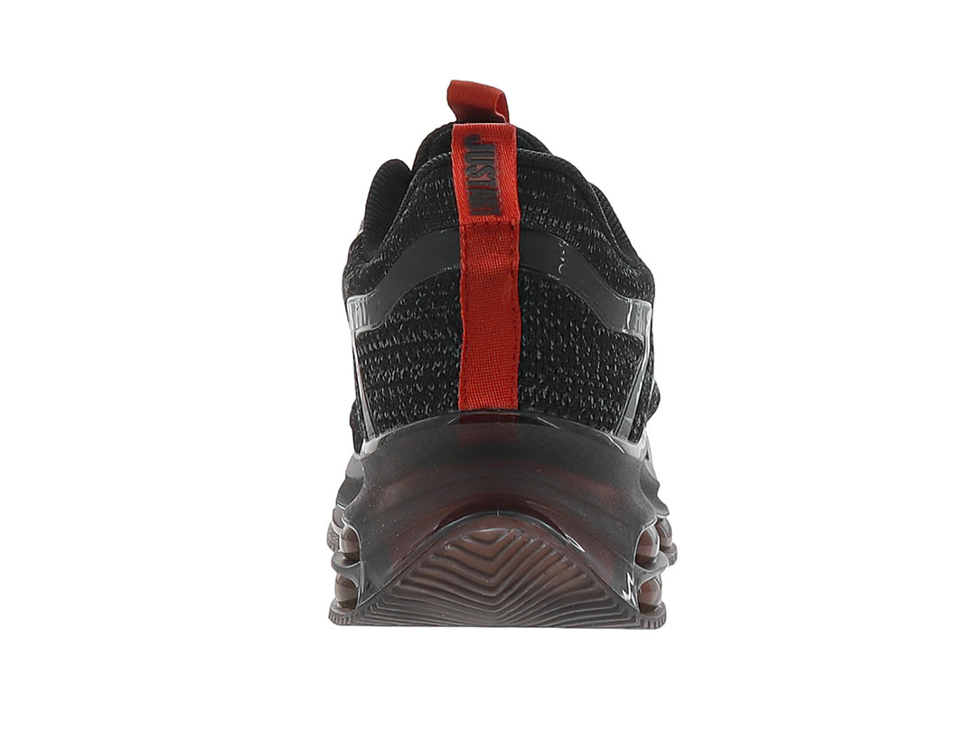 Tenis de baloncesto Justart en color negro con detalles rojos y suela amortiguada transparente.