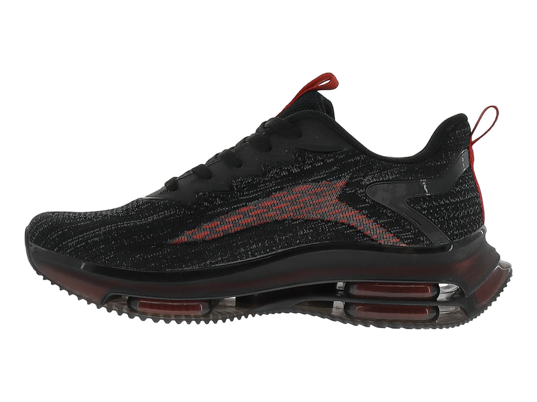 Tenis de baloncesto Justart en color negro con detalles rojos y suela amortiguada transparente.