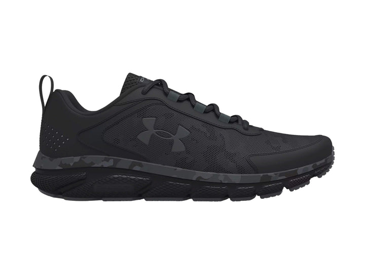 Tenis deportivos Under Armour Charged Assert 9 color negro con patrón de camuflaje en la entresuela.