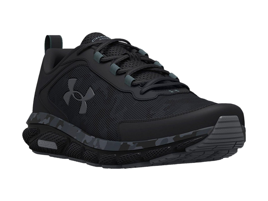 Tenis deportivos Under Armour Charged Assert 9 color negro con patrón de camuflaje en la entresuela.