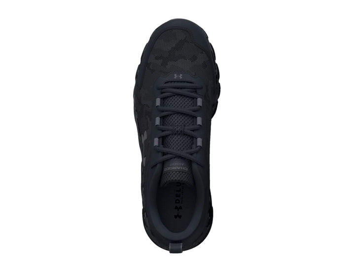 Tenis deportivos Under Armour Charged Assert 9 color negro con patrón de camuflaje en la entresuela.