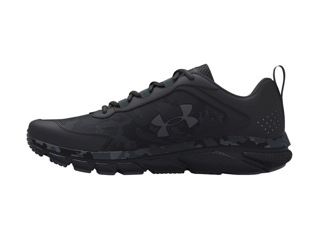 Tenis deportivos Under Armour Charged Assert 9 color negro con patrón de camuflaje en la entresuela.