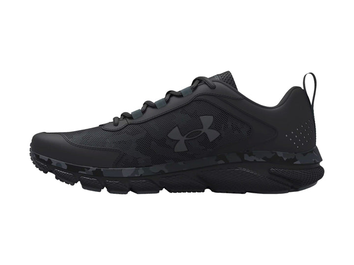 Tenis deportivos Under Armour Charged Assert 9 color negro con patrón de camuflaje en la entresuela.